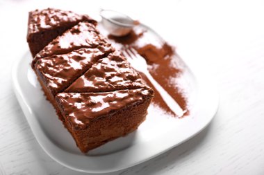 Çikolatalı pasta dilimlenmiş