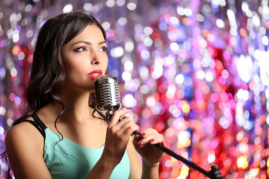 Genç şarkı söyleyen kadın 