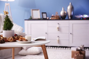 küçük Noel ağacı dekore edilmiştir. 