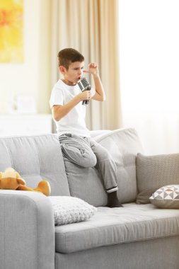 küçük çocuk ile mikrofon şarkı 