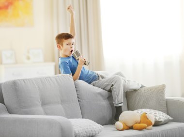 küçük çocuk ile mikrofon şarkı 