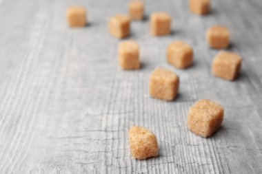 kahverengi şeker küpleri yığını 