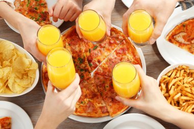 Sıcak pizza ile dostça parti 