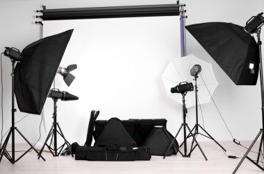 Işık ekipmanlı fotoğraf stüdyosu