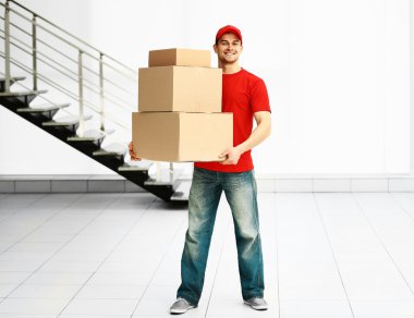 Karton Kutularda yığını tutan adam