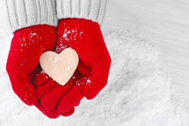 Sıcak kırmızı eldiven elinde 