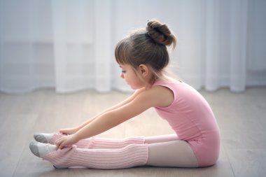 Dance studio yeni bale hareketi yapma pembe tek parça streç Giysi, küçük şirin kız