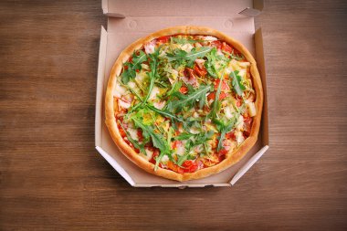 Karton kutuda taze pizza  