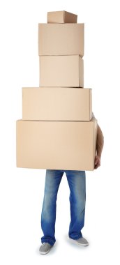 Karton Kutularda yığını tutan adam
