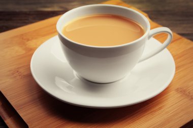 Ahşap tepsi sütlü çay porselen fincan yakın çekim