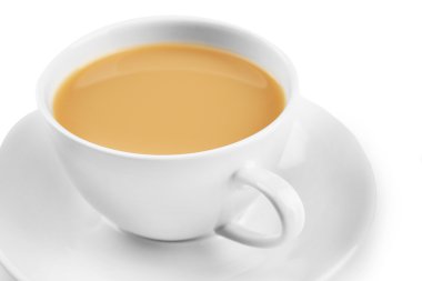 Beyaz arka planda izole edilmiş sütlü porselen çay.