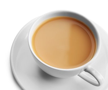 Beyaz arka planda izole edilmiş sütlü porselen çay.