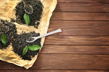 Ahşap masa arka plan, kopya alanı üzerinde yeşil yaprakları ile çay Makinası