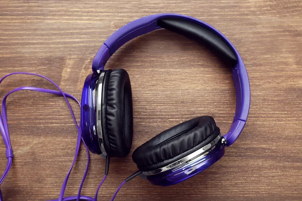 Auriculares sobre fondo de madera — Foto de Stock