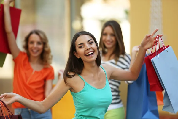 Mulheres com sacos de compras — Fotografia de Stock