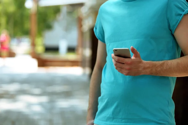 Mann hält Smartphone in der Hand — Stockfoto