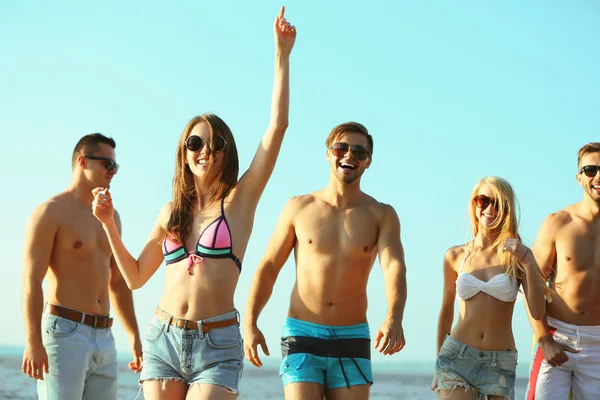 Amigos felices corriendo en la playa —  Fotos de Stock