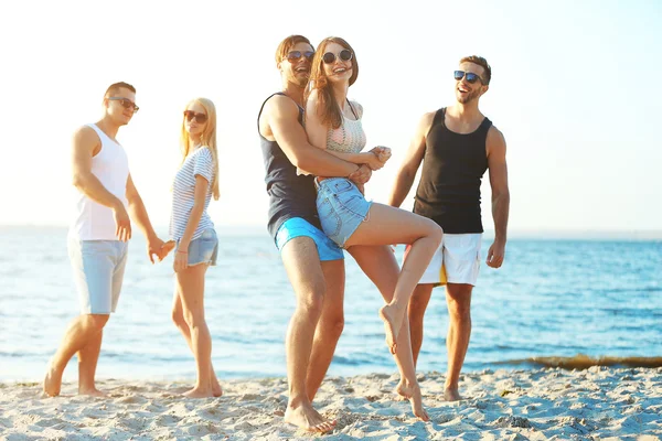 Amigos felizes se divertindo na praia — Fotografia de Stock