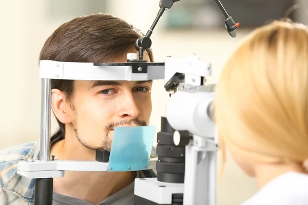 Doctora examinando paciente — Foto de Stock