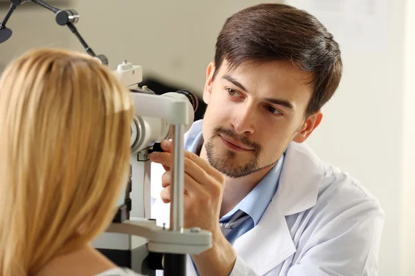 Médico masculino examinando paciente femenino — Foto de Stock