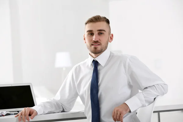 Uomo d'affari che lavora con il computer portatile — Foto Stock