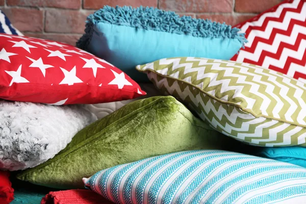 Pilha de travesseiros multicoloridos — Fotografia de Stock