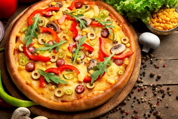 Delicious pizza with vegetables — Stock Photo, Image