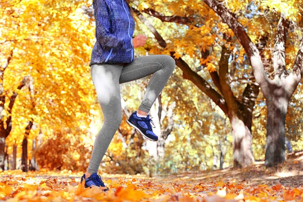 Femme jogging dans le parc d'automne — Photo