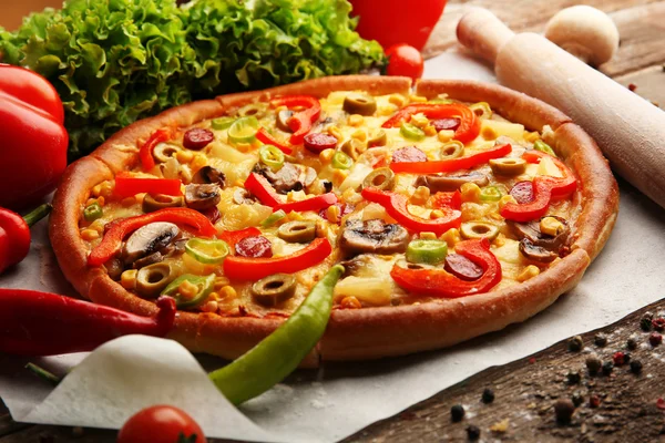 Deliziosa pizza affettata con verdure — Foto Stock