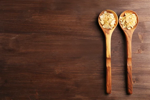两个木制的勺子与杏仁片 — 图库照片