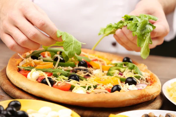 Cuoco fare deliziosa pizza — Foto Stock