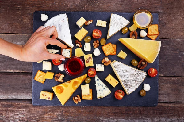 Lahodný sýr pro ochutnávky — Stock fotografie