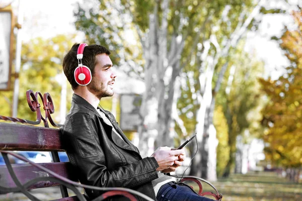 Homem ouvindo música ao ar livre — Fotografia de Stock