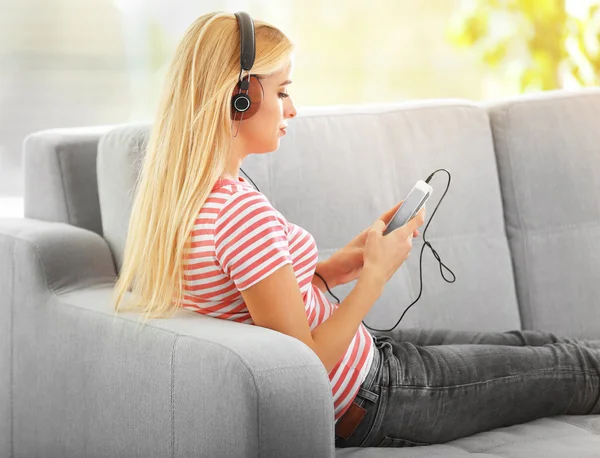 Mujer escuchando música —  Fotos de Stock