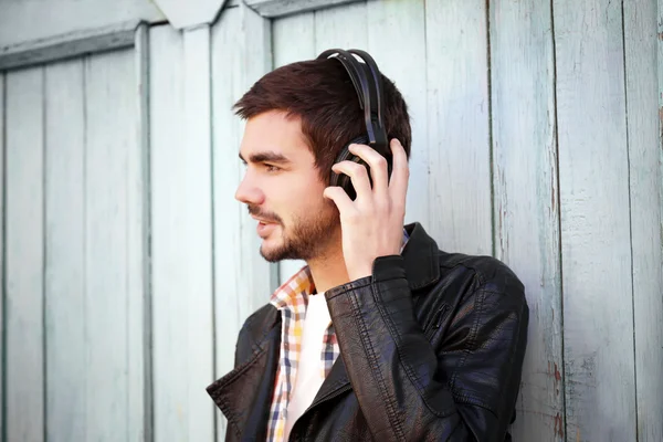 Homem ouvindo música ao ar livre — Fotografia de Stock