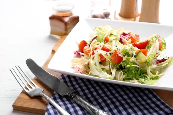 Ensalada de salmón sabrosa — Foto de Stock