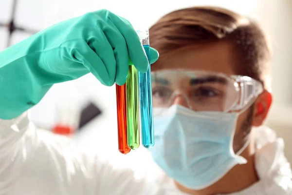 Hombre en laboratorio con prueba — Foto de Stock