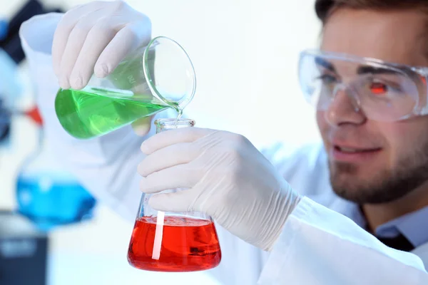 Man in laboratorium met test — Stockfoto