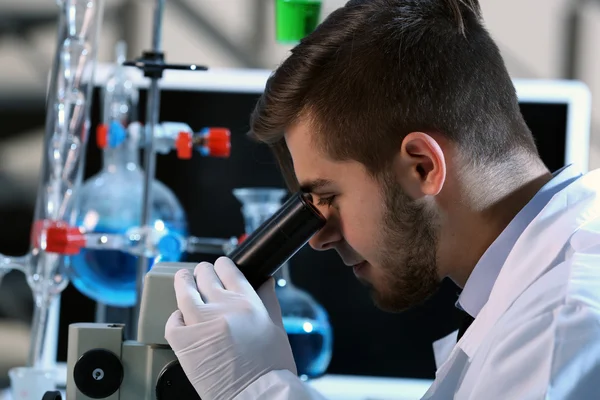 Clínico que estudia en laboratorio — Foto de Stock