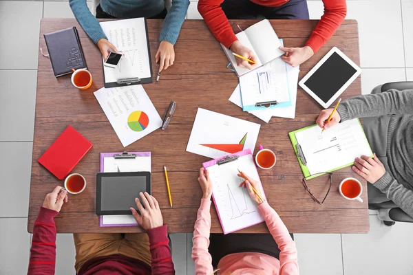 Reunión de negocios en la mesa — Foto de Stock