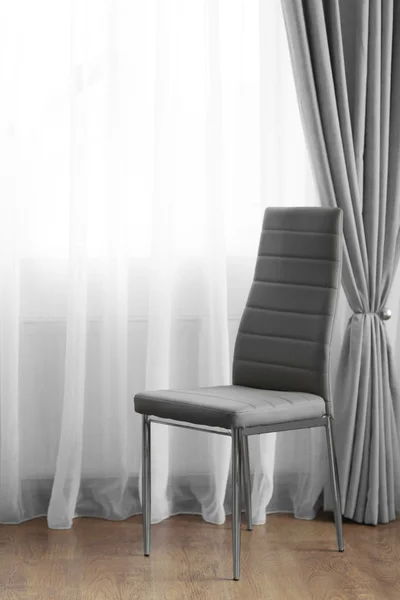 Stuhl im Zimmer neben dem Fenster — Stockfoto