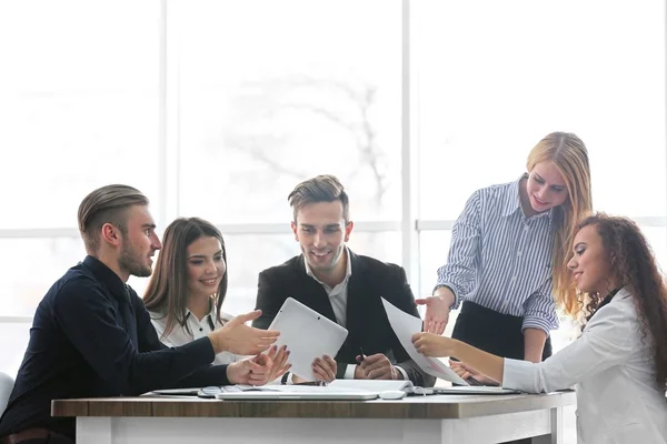 Människor diskutera nya affärsprojekt — Stockfoto