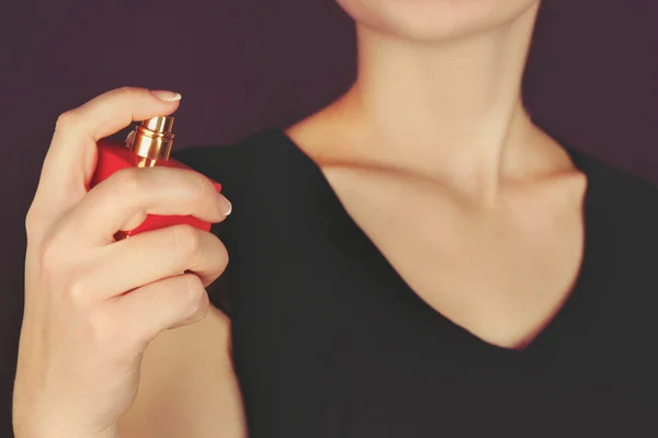 Kvinna som applicerar parfym — Stockfoto
