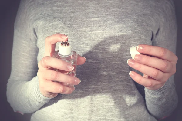 Mujer aplicando perfume — Foto de Stock