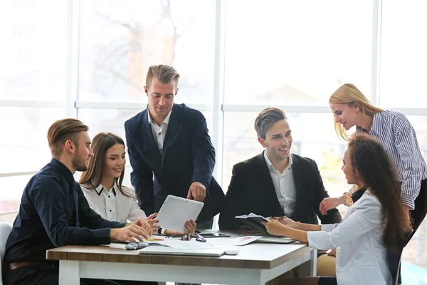 Människor diskutera nya affärsprojekt — Stockfoto