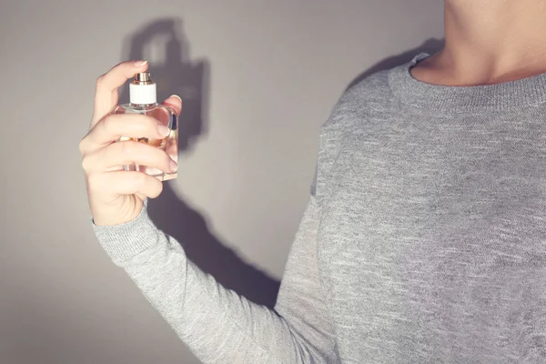 Mujer aplicando perfume — Foto de Stock