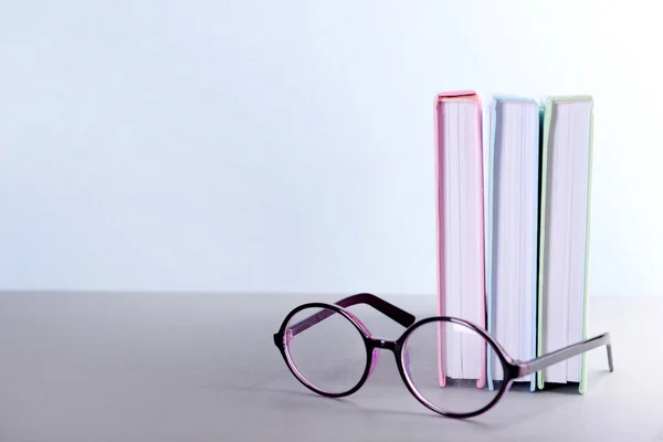 書籍や灰色のテーブルに眼鏡 — ストック写真