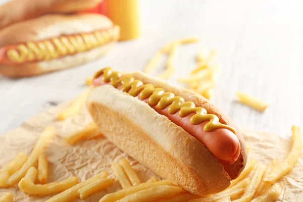 Cachorros-quentes e batatas fritas — Fotografia de Stock