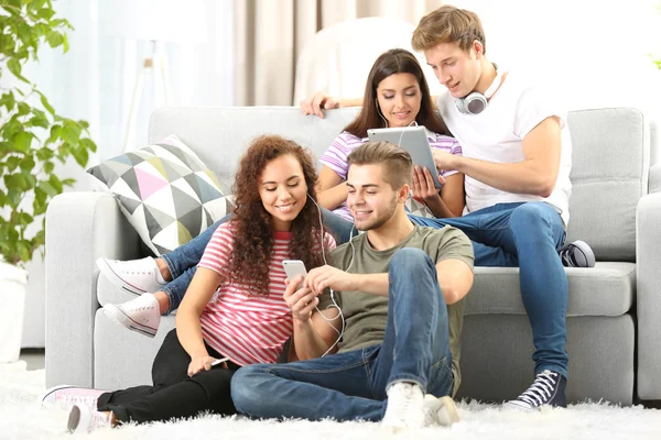 Two teenager couples listening to music — Stock Photo, Image