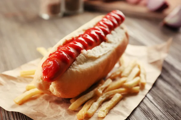 Hot dog with fried potatoes — Stock Photo, Image